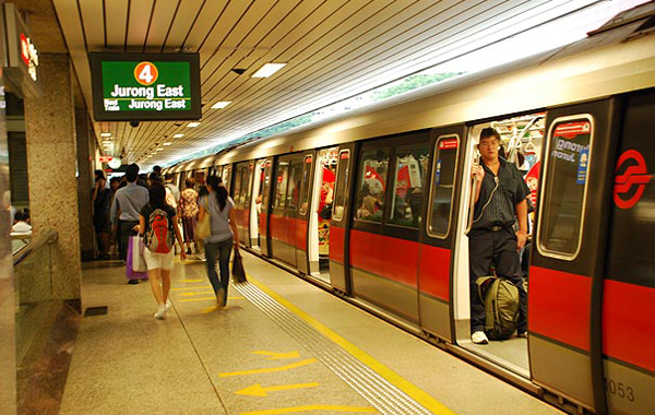 Kinh nghiệm đi tàu MRT Singapore sẽ mang đến cho bạn cảm nhận đầy thú vị về hệ thống giao thông công cộng hiện đại nhất thế giới. Hãy xem hình ảnh để biết thêm về lộ trình và những điểm đến nổi tiếng trên đường đi.